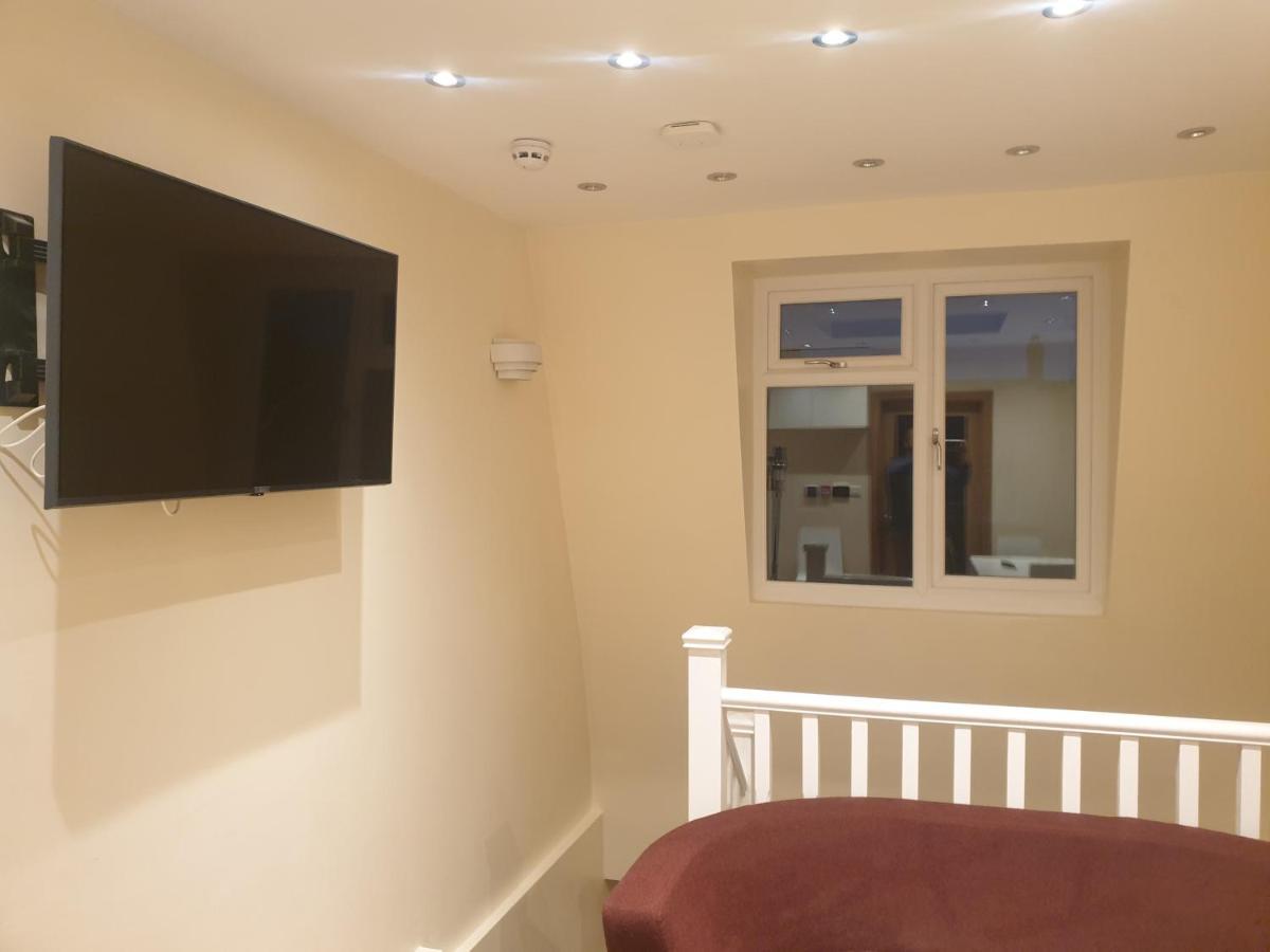 London Luxury 3 Bedroom 2 Bathrooms Flat 1 Min To Redbridge Station Free Parking & Wifi Wanstead Dış mekan fotoğraf